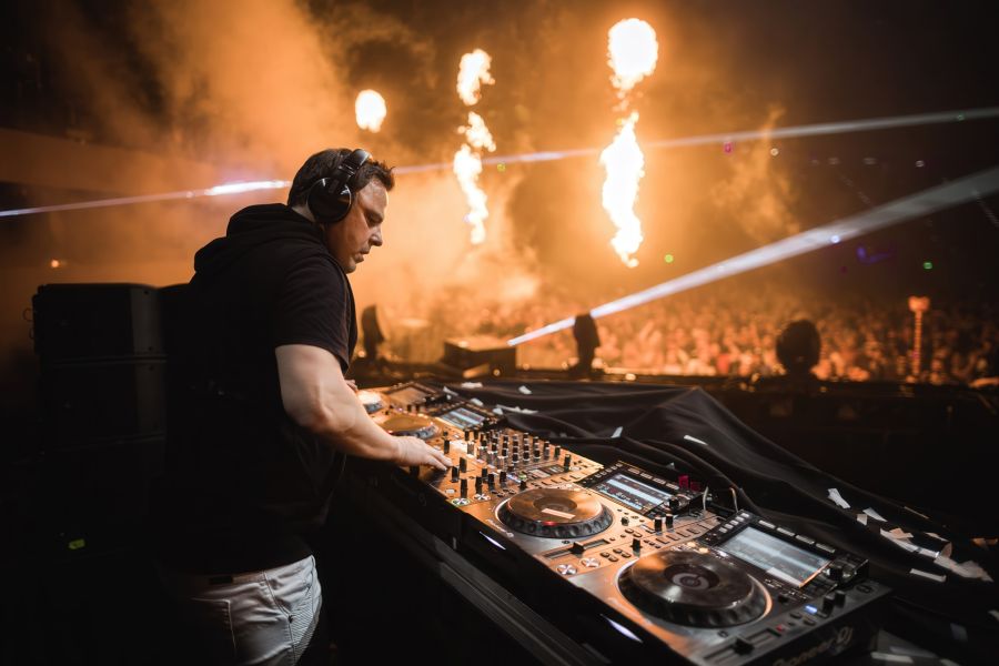 ‘IN SEARCH OF SUNRISE 21 – NIRVANA: FOR THE NEXT GENERATION OF DREAMERS’ MIXED BY MARKUS SCHULZ